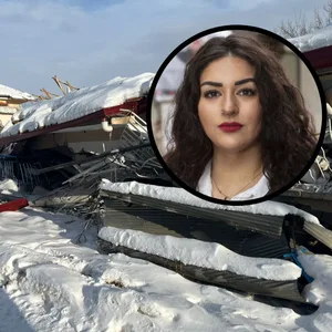 Ein durch das Erdbeben in der Türkei zerstörtes Haus, eingefügt das Foto von Cansu Özdemir