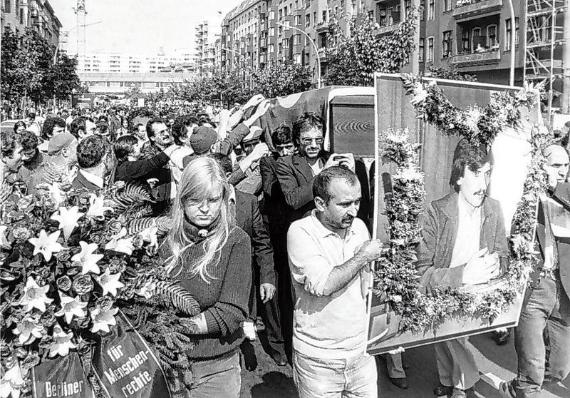 Der Trauerzug für Kemal Altun mit mehreren tausend Teilnehmern zieht am 4. September 1983 durch Berlin-Kreuzberg zum Friedhof.