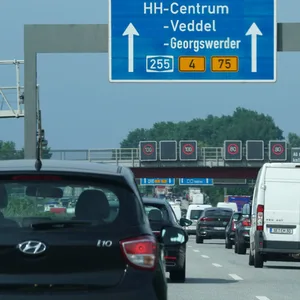 Polizei stoppt Radfahrer auf autobahn in Hamburg