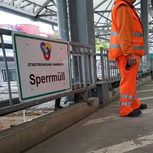 Mitarbeiter stehen auf dem Recyclinghof Rondenbarg in Altona.