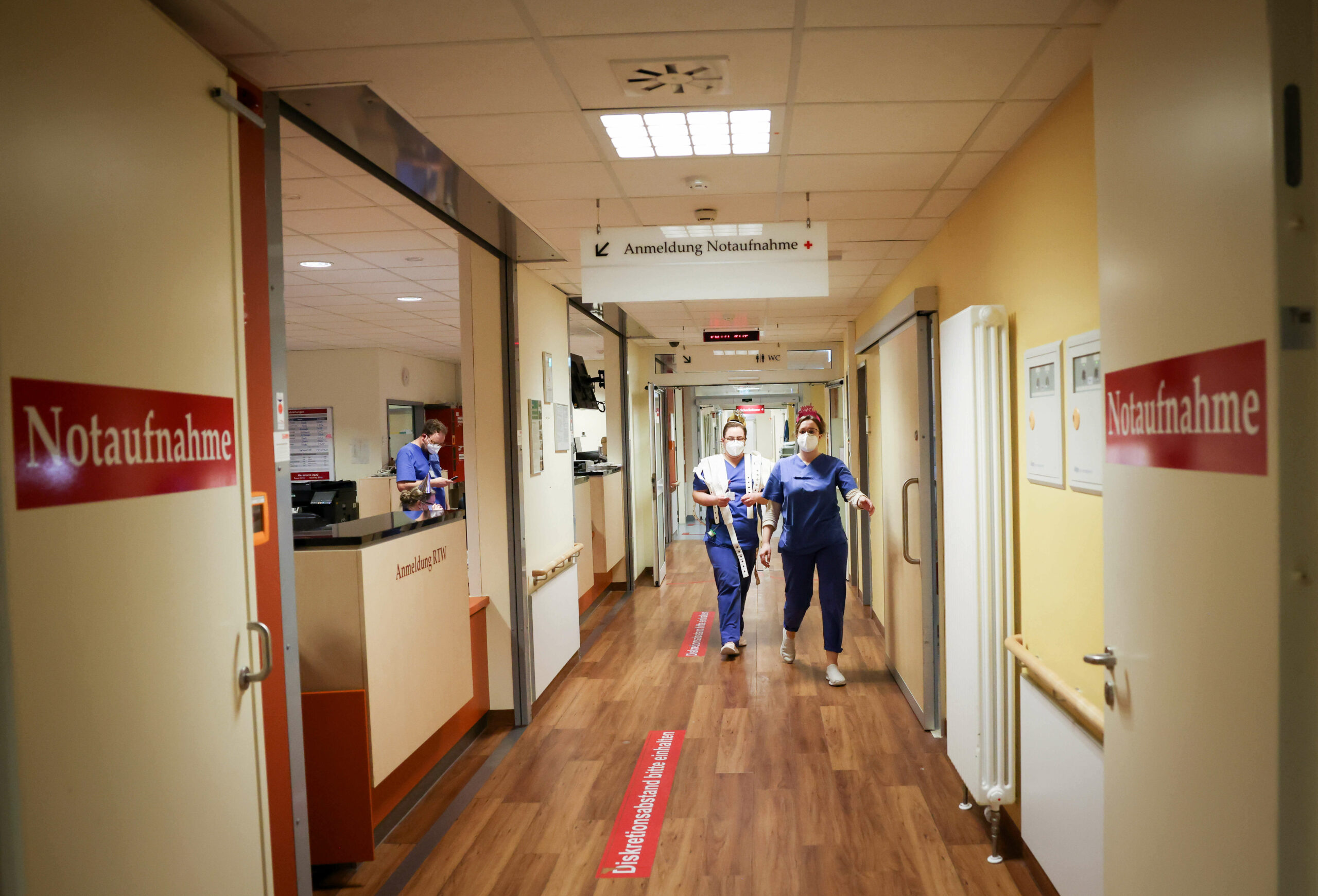 Zwei Krankenschwestern in der Zentralen Notaufnahme im Asklepios Klinikum Harburg gehen in einen Untersuchungsraum.