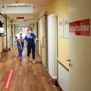 Zwei Krankenschwestern in der Zentralen Notaufnahme im Asklepios Klinikum Harburg gehen in einen Untersuchungsraum.