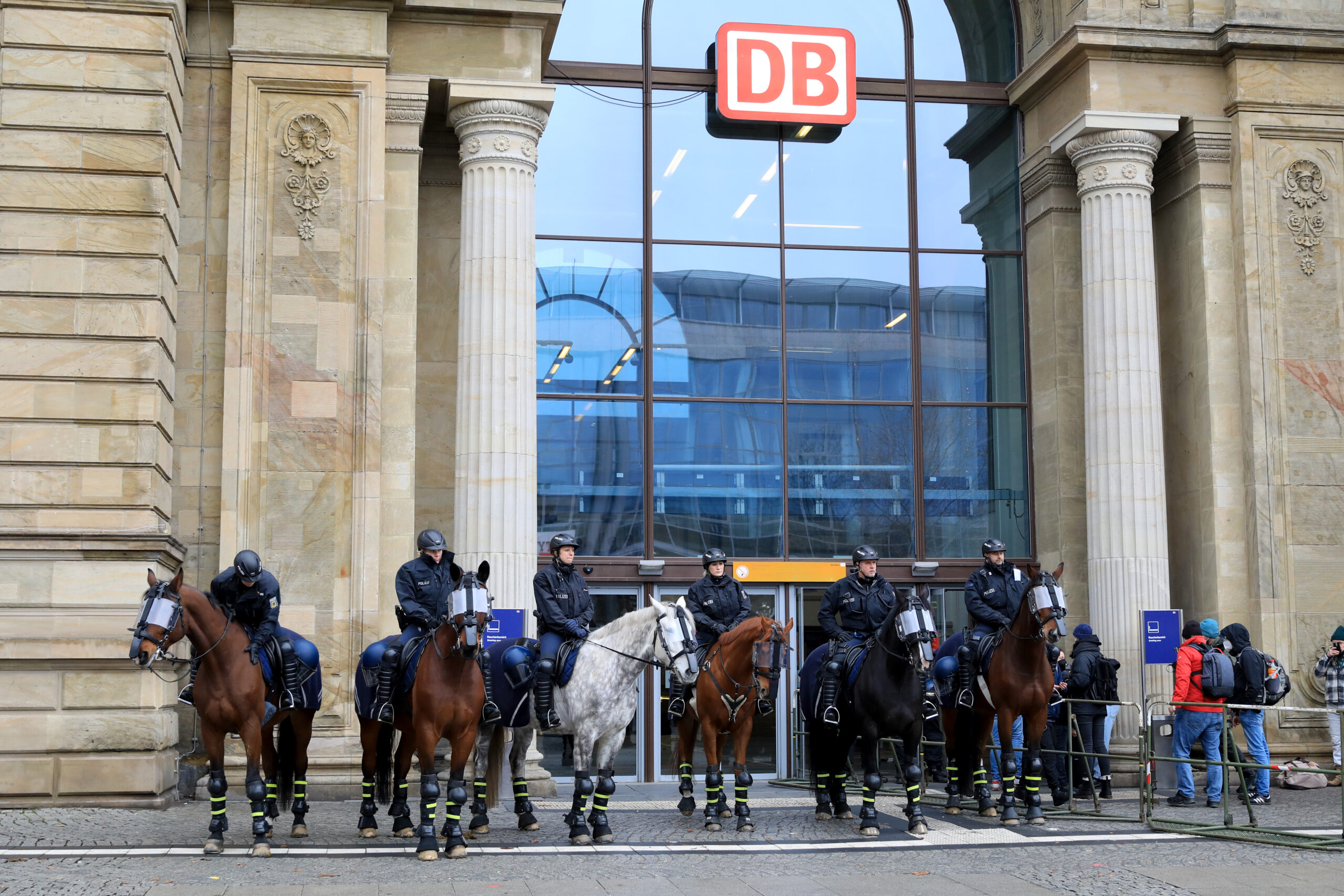 Eine Reiterstaffel der Polizei steht vor dem Hauptbahnhof in Magdeburg (Archivbild).