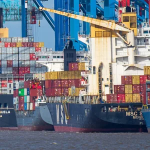 Containerschiffe liegen in Bremerhaven vor Anker.
