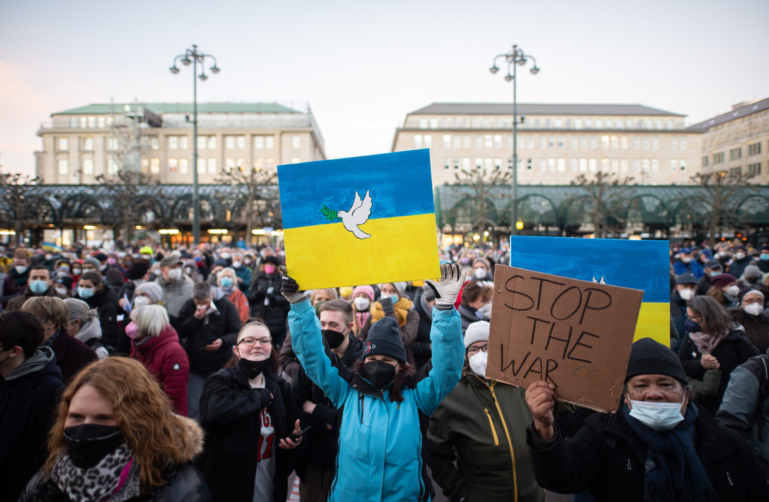 Zahlreiche Menschen singen bei einer Demonstration unter dem Motto «Singen für den Frieden» auf dem Rathausmarkt, dabei halten sie Plakate mit einer Friedenstaube in den Farben der Ukraine.