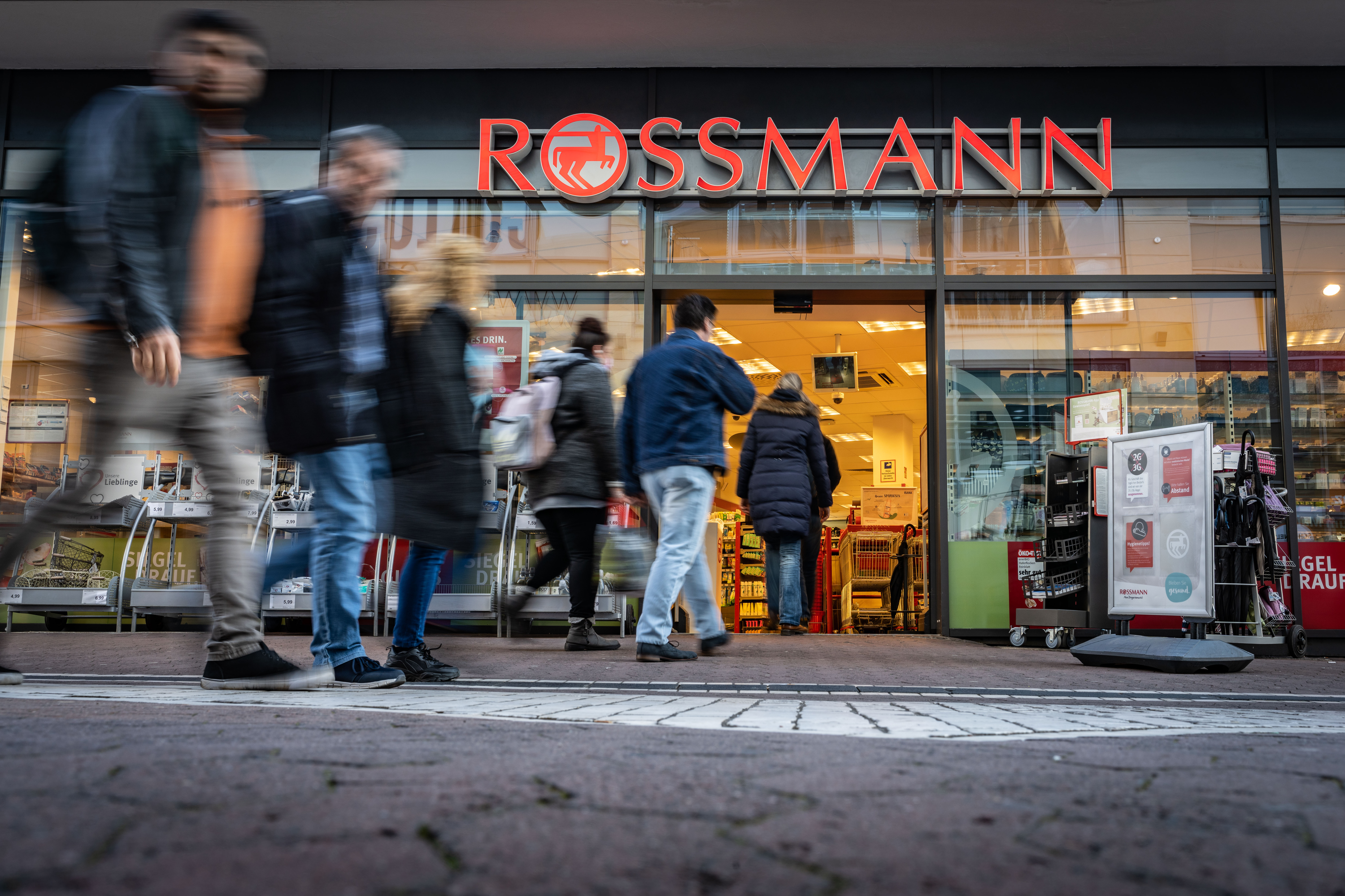Kunden betreten eine Filiale der Drogeriemarktkette Rossmann in der Mainzer Innenstadt.