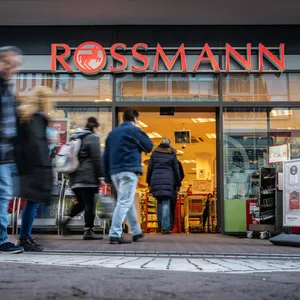Kunden betreten eine Filiale der Drogeriemarktkette Rossmann in der Mainzer Innenstadt.
