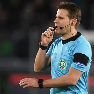 Schiedsrichter Felix Brych bei der Arbeit