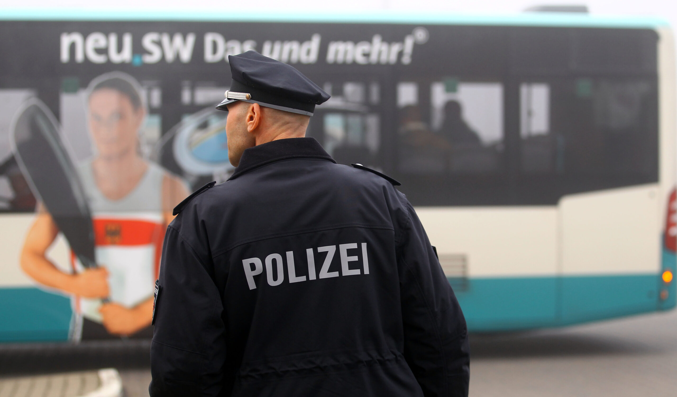 Ein Polizist am Busbahnhof Neubrandenburg