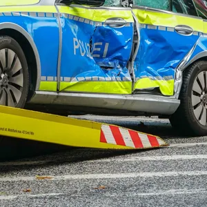 Unfall auf Autobahn Richtung Hamburg – Mann fährt gegen Streifenwagen und flüchtet