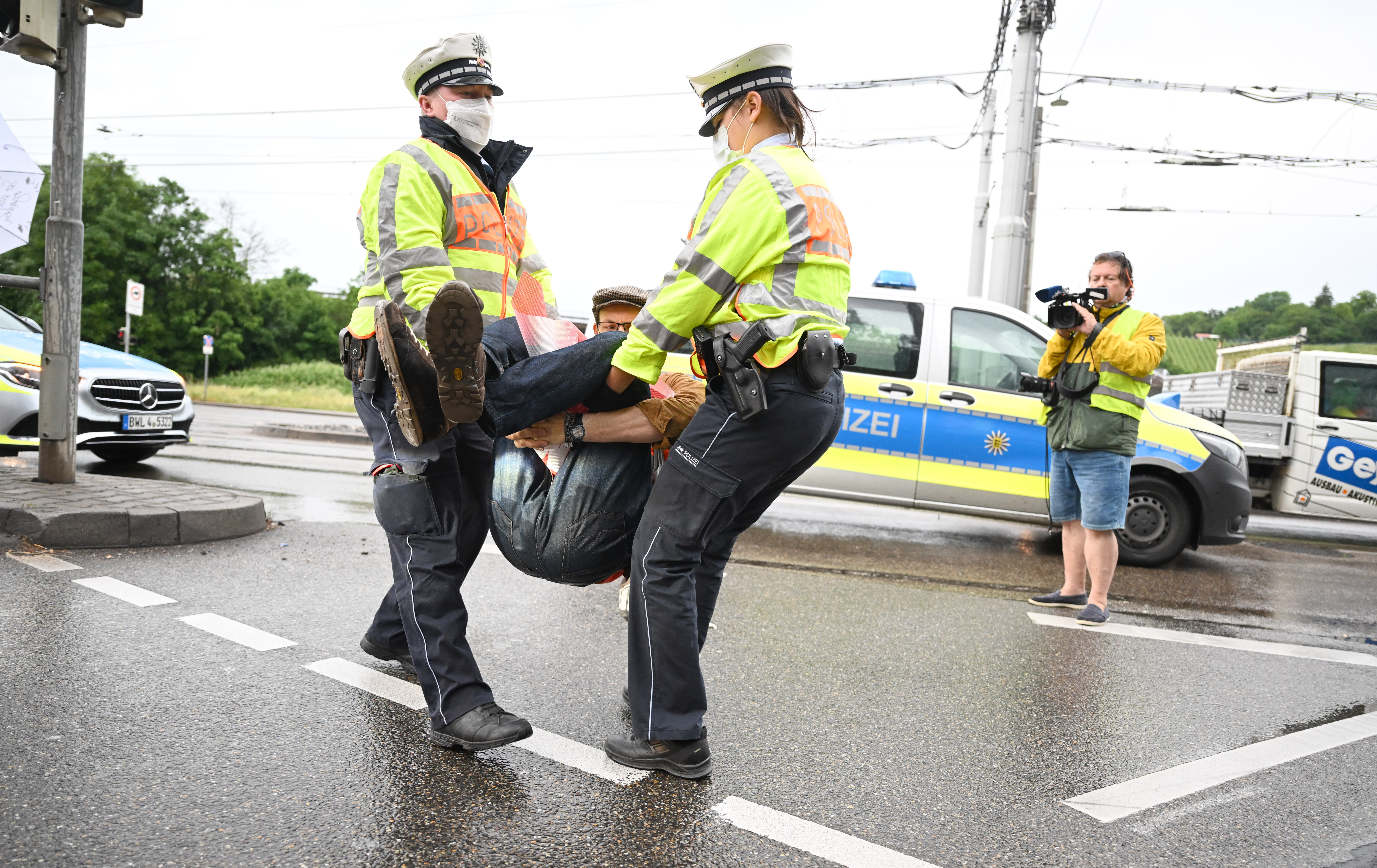 Protest der Letzten Generation in Stuttgart: Polizisten tragen einen Klimaaktivisten weg.