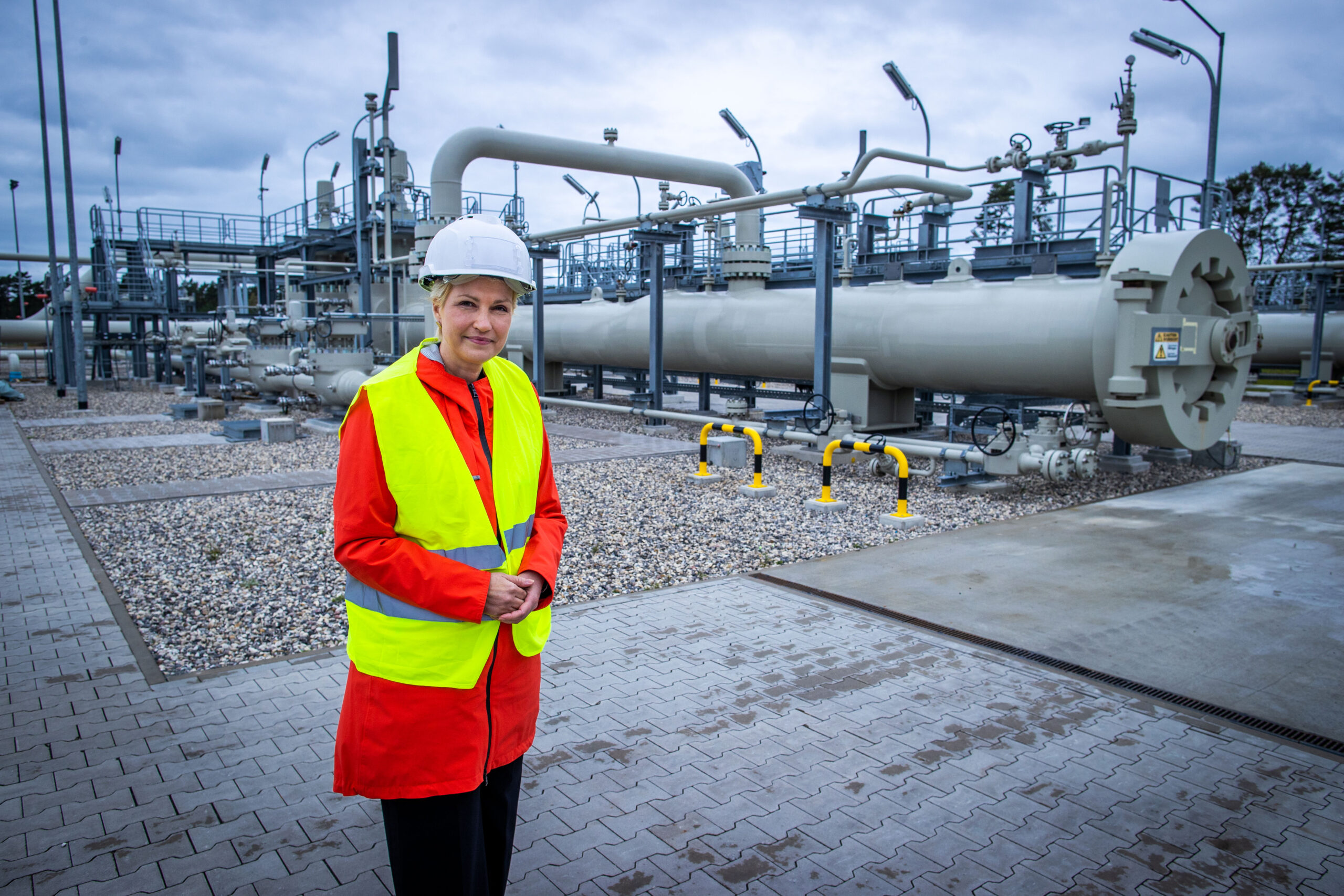 Manuela Schwesig (SPD) steht neben der Gas-Anlandestation der Ostseepipeline Nord Stream 2 am industriehafen Lubmin. (Archivbild von 2020)