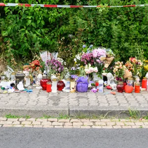 Blumen und Kerzen stehen in der Nähe des Tatorts, an dem die 15-jährige Anastasia getötet wurde.