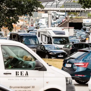 Autos stauen sich am Klosterwall nahe des Hauptbahnhofs