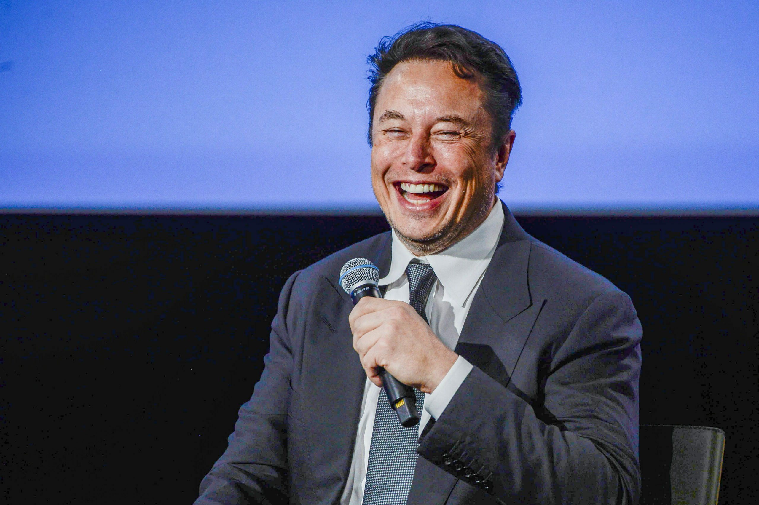 Elon Musk mit Mikrofon
