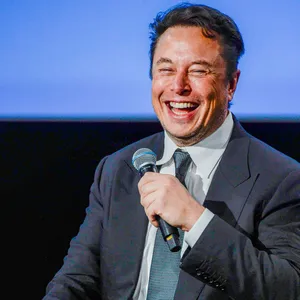 Elon Musk mit Mikrofon