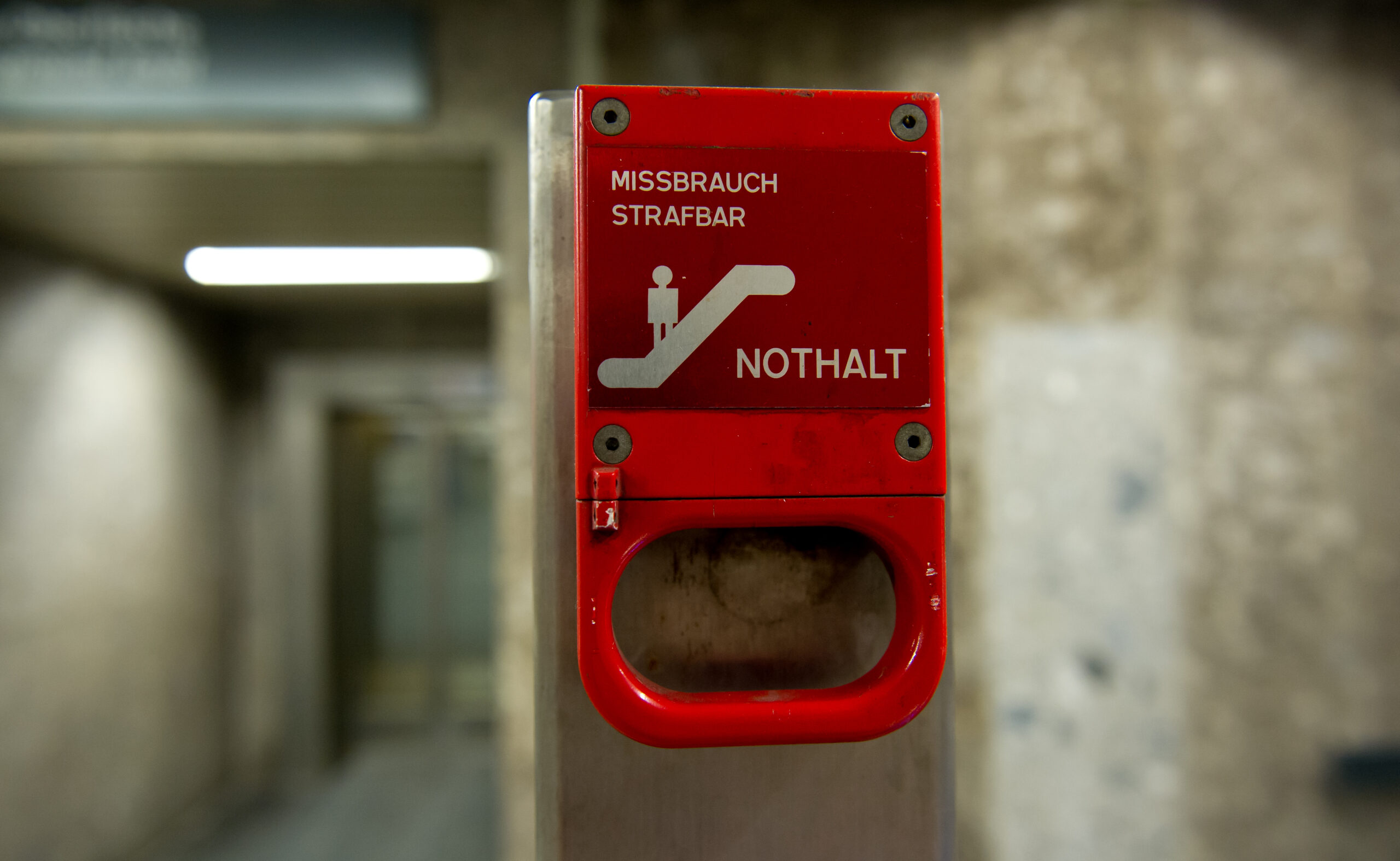 Ein Mann hatte ohne Grund den Nothalt einer Rolltreppe im Bahnhof Harburg betätigt. (Symbolfoto)