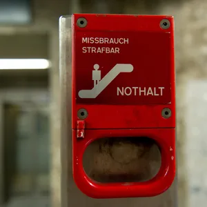 Ein Mann hatte ohne Grund den Nothalt einer Rolltreppe im Bahnhof Harburg betätigt. (Symbolfoto)