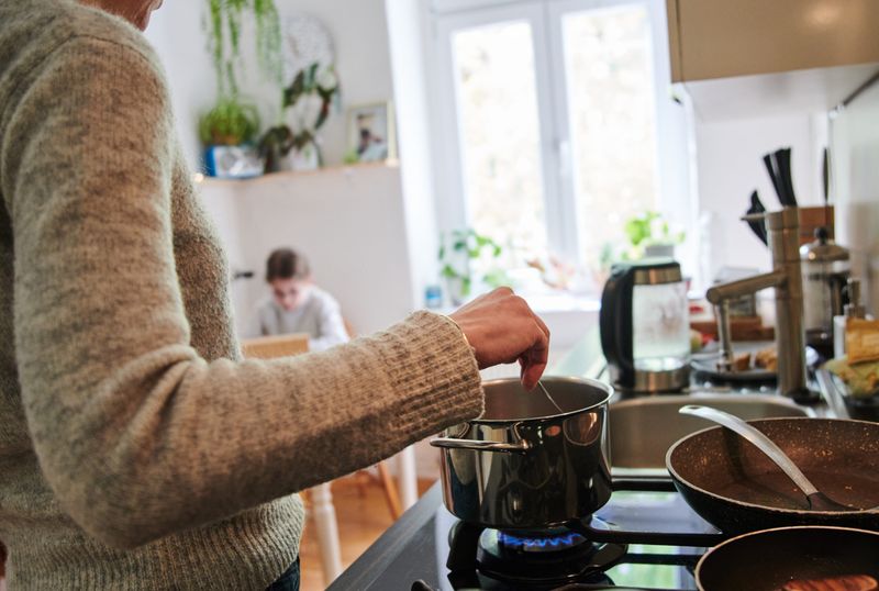 Wasser lieber mit dem Wasserkocher aufkochen und dann in den Topf schütten – das verbraucht weniger Energie.