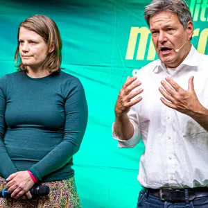 Bundesminister für Wirtschaft und Klimaschutz Robert Habeck (r.) mit Niedersachsens Kultusministerin Julia Willie Hamburg.