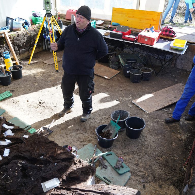 Ausgrabungsleiter Harald Lübke (l.), und Landwirt Paul Petersen stehen neben den menschlichen Überresten im Duvenseer Moor.