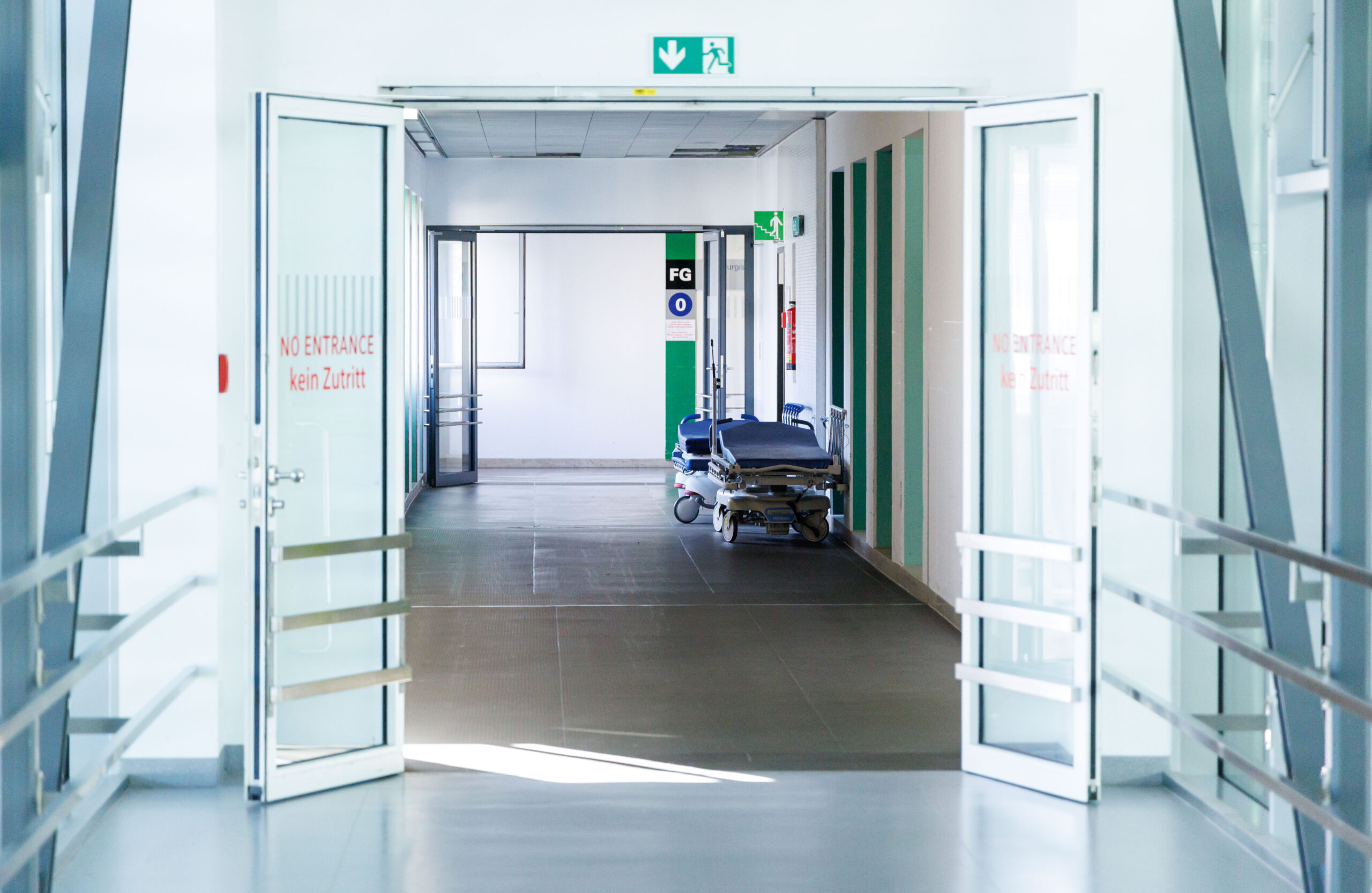 Ansicht eines leeren Gangs in einem Krankenhaus