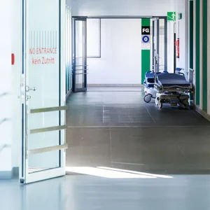 Ansicht eines leeren Gangs in einem Krankenhaus