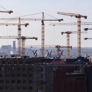Baukräne in Hamburg. Die Grünen begeben sich mit ihrem neuen Leitantrag in das Kernthema der Sozialdemokraten.