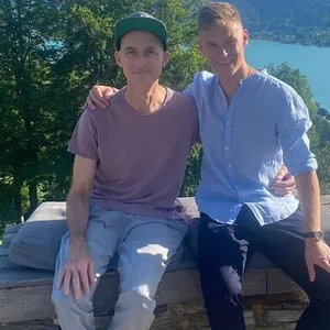Joshua Kimmich und Tim Lobinger auf einer Parkbank