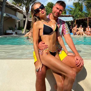Ein kuscheliges Bild am Pool: Sylvie Meis sitzt quasi auf dem Schoß von André Borchers.