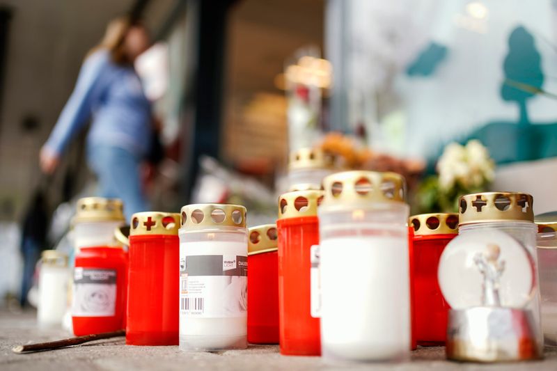 Grabkerzen gedenken den Opfern eines tödlichen Messerangriffs in Ludwigshafen im Oktober 2022.