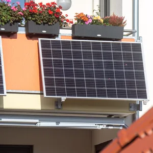 Solarmodule für ein sogenanntes Balkonkraftwerk hängen an einem Balkon.