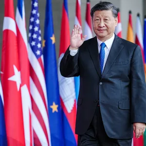 Xi winkt
