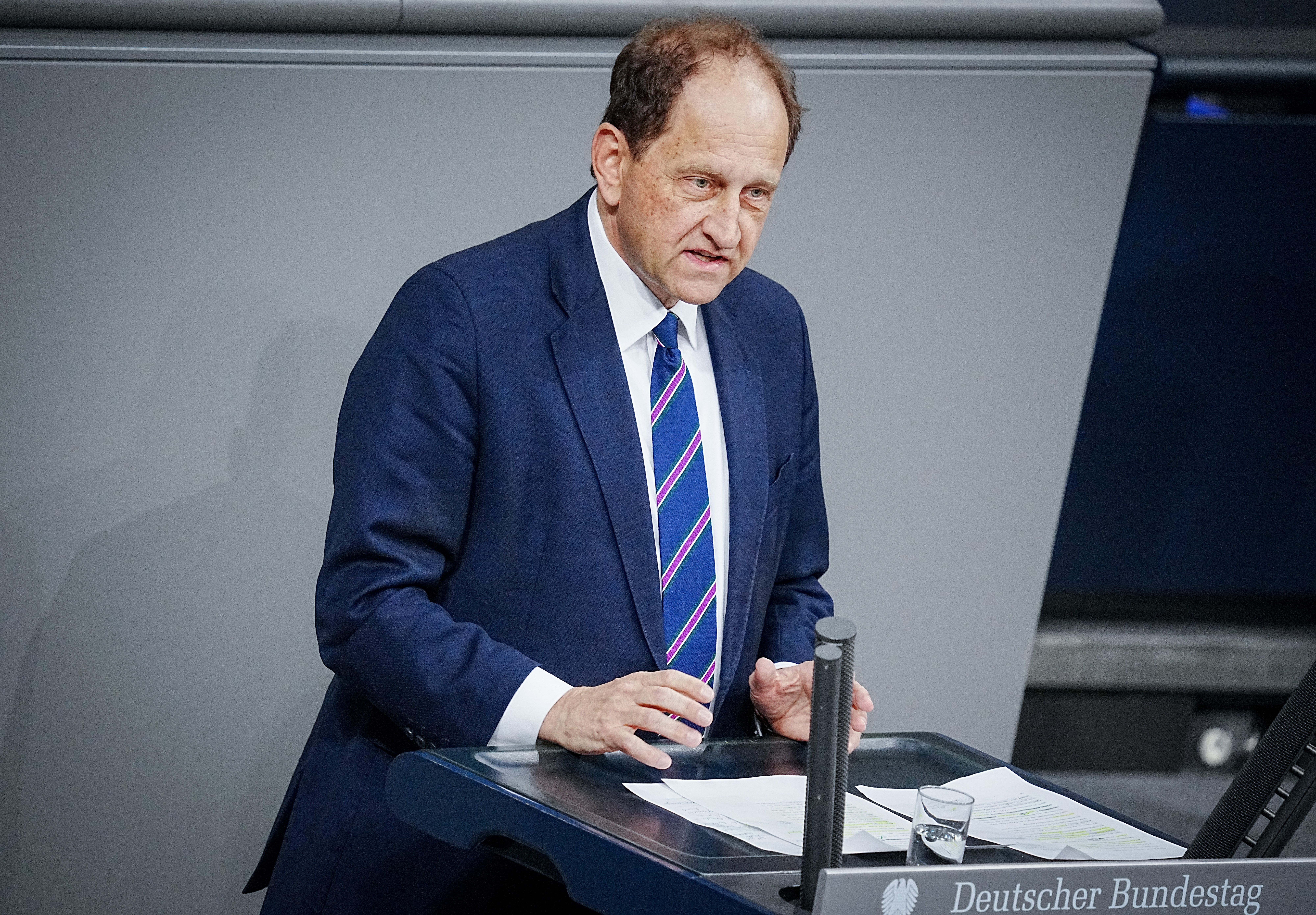 Alexander Graf Lambsdorff, FDP-Bundestagsabgeordneter, steht im Bundestag am Rednerpult und spricht zum Plenum.