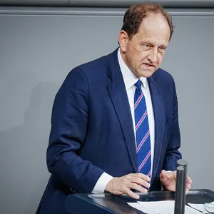 Alexander Graf Lambsdorff, FDP-Bundestagsabgeordneter, steht im Bundestag am Rednerpult und spricht zum Plenum.