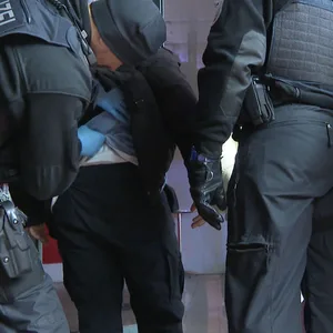 Polizisten kontrollieren am Hamburger Hauptbahnhof einen Mann.