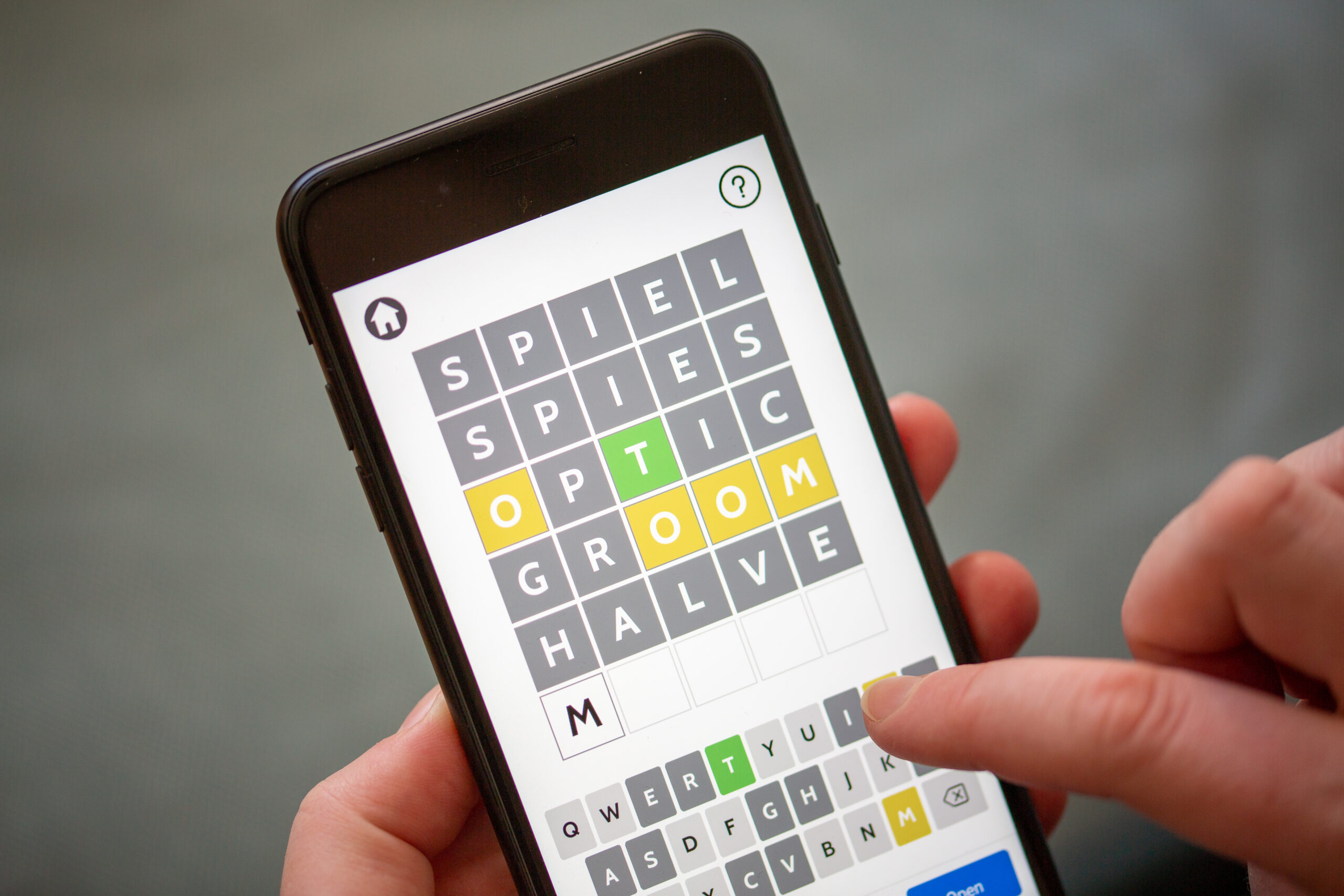 Eine Person spielt mit der App eines Online-Buchstabenrätsels
