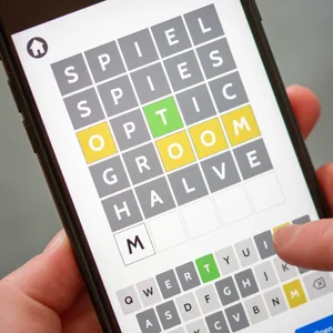 Eine Person spielt mit der App eines Online-Buchstabenrätsels