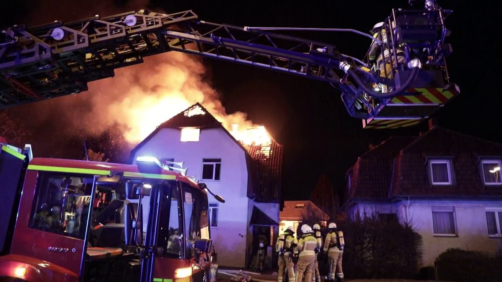 Dachstuhlbrand in Langenhagen – Brüder retten Bewohner, Feuerwehr findet Toten