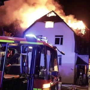 Dachstuhlbrand in Langenhagen – Brüder retten Bewohner, Feuerwehr findet Toten