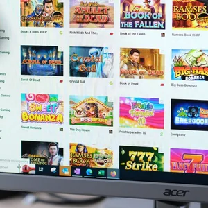 Ein Monitor zeigt digitale Glücksspielangebote, aufgenommen bei einer Präsentation in der Gemeinsamen Glücksspielbehörde der Länder