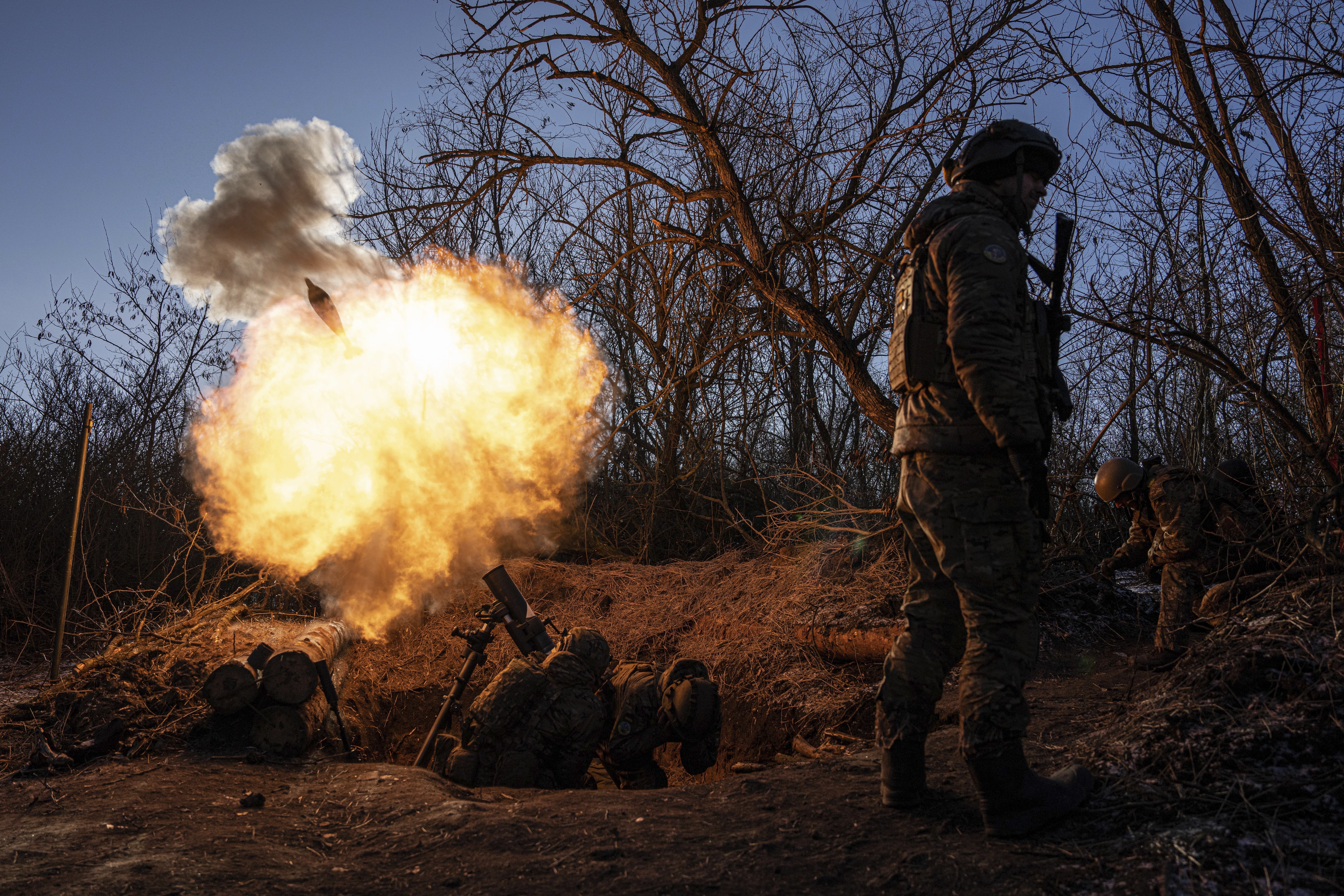 Ukrainische Soldaten im Einsatz in der Nähe Bachmuts