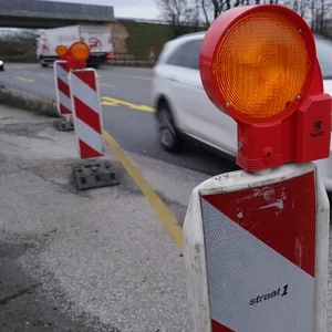 Eine Absperrung ist an einer Baustelle auf der Bundesstraße B404 zu sehen. (Archivbild)