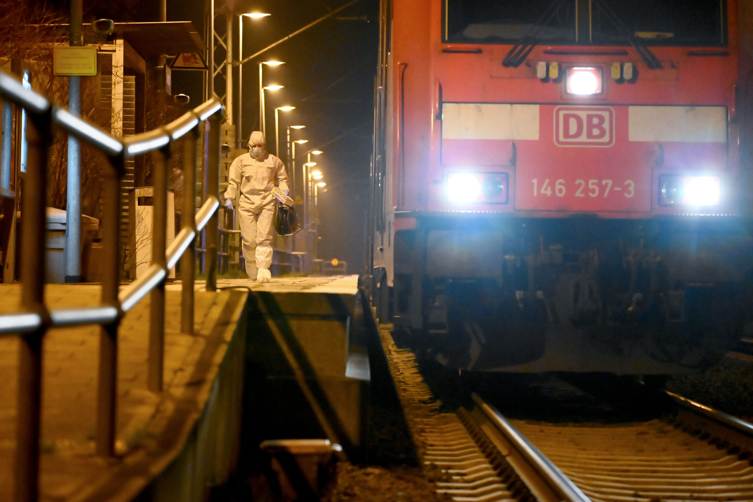 Mitarbeiter der Spurensicherung sind auf einem Bahnsteig bei dem Regionalzug im Bahnhof Brokstedt im Einsatz.