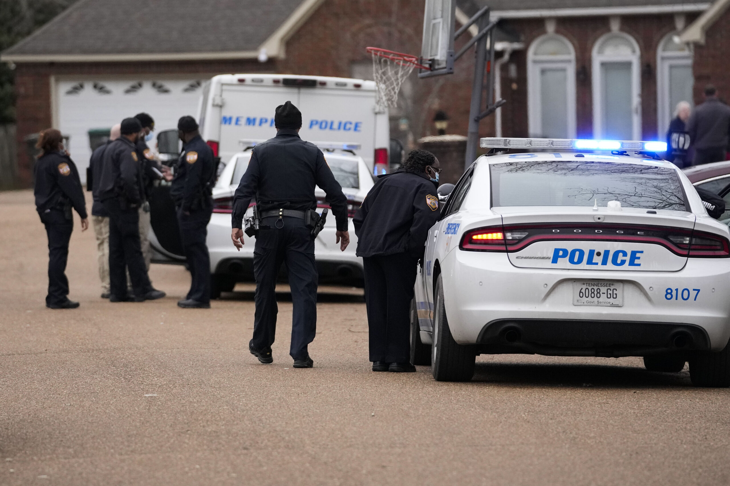Angehörige der Polizei von Memphis arbeiten an einem Tatort.