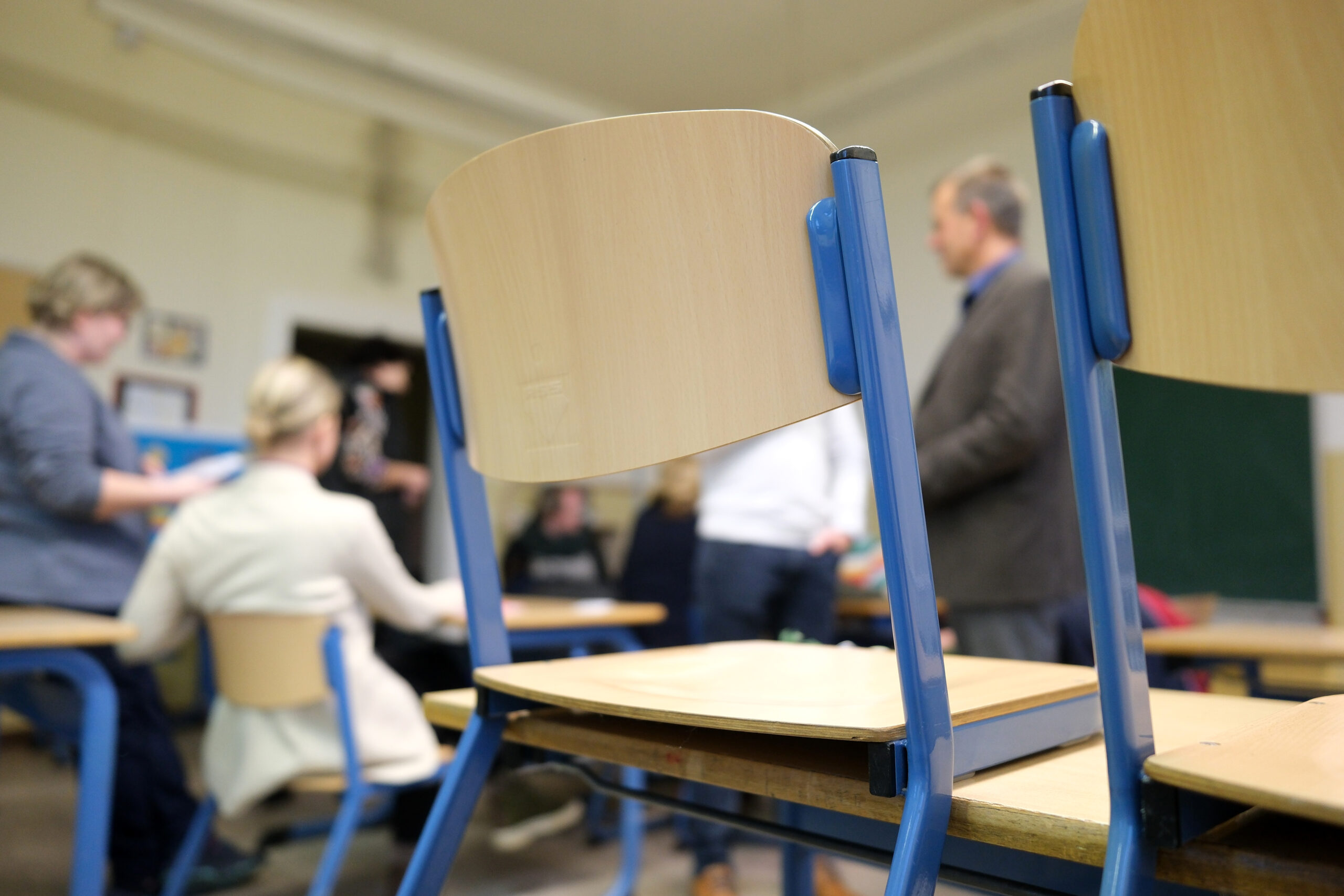 Stühle auf Tischen in einem Klassenzimmer.
