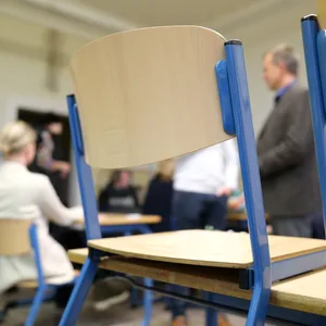 Stühle auf Tischen in einem Klassenzimmer.
