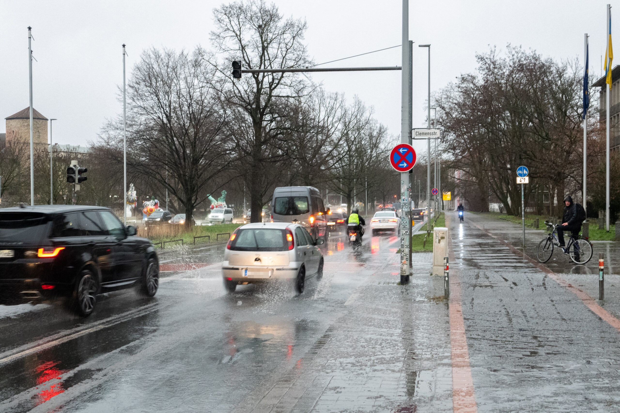 Aufnahme vom Autoverkehr im Hannover bei stürmischem Wetter.
