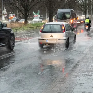 Aufnahme vom Autoverkehr im Hannover bei stürmischem Wetter.