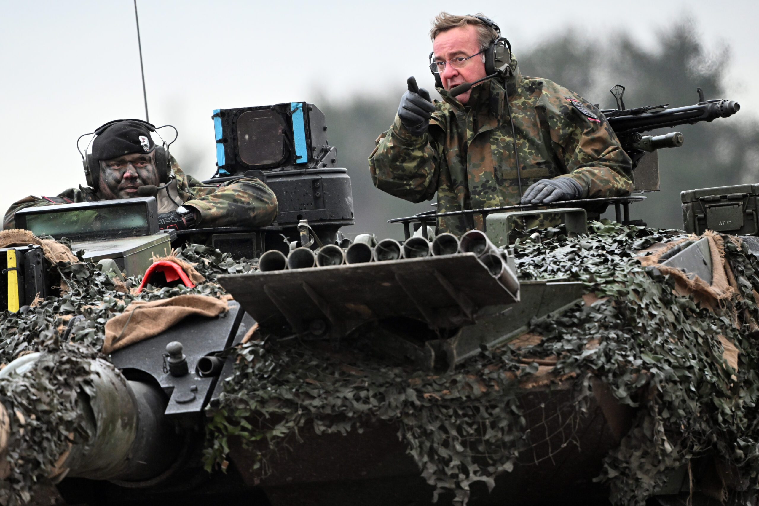 Verteidigungsminister Boris Pistorius (r.) beim Besuch des Panzerbataillons 203 des Heeres auf einem Kampfpanzer Leopard.